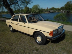 Bild des Angebotes Mercedes-Benz 200 Becker Radio/Schiebedach.neuwertiger Zustand