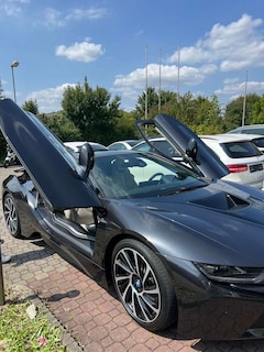 BMW i8 Zusehen ist eine besondere Sophisto Matt grau stei