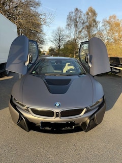 BMW i8 Zusehen ist eine besondere Sophisto Matt grau stei