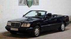 Bild des Angebotes Mercedes-Benz 220 E 220 Cabrio  im edlen Dunkelblau, wenig Km