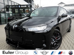 Bild des Angebotes BMW iX xDrive 60 Sportpaket HUD AHK-klappbar AHK Navi Dig