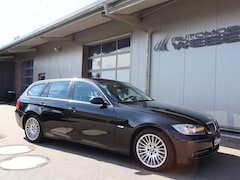 Bild des Angebotes BMW 330 xd DPF Touring Aut. *NAVI*PDC*SCHECKHEFTGEPFLEGT*