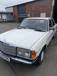 Bild des Angebotes Mercedes-Benz 200 W123