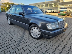 Bild des Angebotes Mercedes-Benz E 230 H-Zulassung Oldtimer, Automatikgetriebe,SD,Tuv Neu