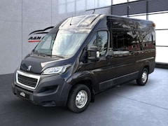 Bild des Angebotes Peugeot Boxer Kombi 333 L2H2+ROLLSTUHLTRANSPORT+9-SITZER