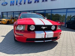 Ford Mustang Coupe GT rot mit weißen Streifen