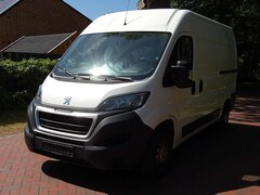 Bild des Angebotes Peugeot Boxer 330 L2H2 Premium 2.2 BlueHDi 140 Standheizung 2x Schiebetüren Klima Navi