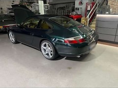 Porsche 996 Porsche 911 (996) Carrera 4- Grün/Beige, Automatik