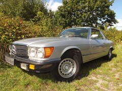 Bild des Angebotes Mercedes-Benz 380 SLC mit Wackeldackel auf Hutablage zu verk.