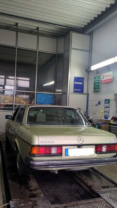 Bild des Angebotes Mercedes-Benz Baureihe 123 300 D