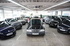 Bild des Angebotes Mercedes-Benz 220 E W124 *Automatik/Schiebedach*