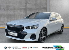 Bild des Angebotes BMW 550 e xDrive Touring,M Sport,AHK,Panodach,HeadUp,H&KSo