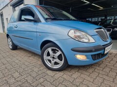 Bild des Angebotes Lancia Ypsilon 1.2 16V Argento Panorama/Klima/Alcantara