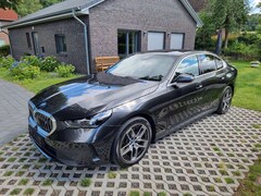 Bild des Angebotes BMW i5 eDrive 40 - 360° Kamera, HUD, Panoramadach