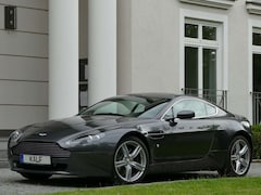 Bild des Angebotes Aston Martin Vantage V8 Vantage 4.7L nur 45'KM/2.Hand/Deutsches FZG/Neuer Service bei Aston Martin/Sonderlederfarbe/Sportpack/Premium Sound