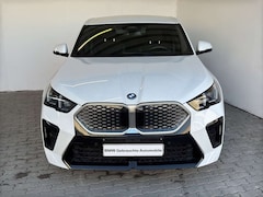 Bild des Angebotes BMW iX2 xDrive30 M Sport LiveCock.HUD.LED.AHK.ParkAs