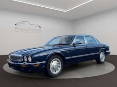 Bild des Angebotes Jaguar Daimler V8 SWB BLAU/BEIGE ULTRASELTEN