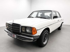Bild des Angebotes Mercedes-Benz Baureihe 123 230 E /HU+AU Neu /Schiebedach /H-Zulassung /gepflegter Zustand