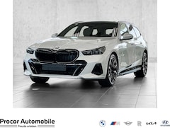 Bild des Angebotes BMW 550 e xDrive SPORTPAKET+DA PROF+PA PROF+PANO+AHK+UVM.