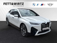 Bild des Angebotes BMW iX xDrive40 AHK|PanoSkyLounge|HarmanKardon