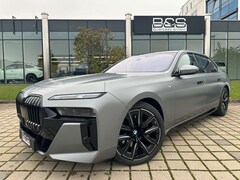 Bild des Angebotes BMW 740 d xDrive M Sport ACC,HUD,SKYL,B&W,LUFT,AHK,TV