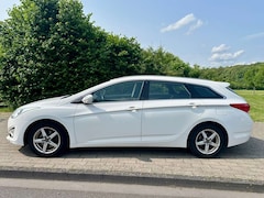 Bild des Angebotes Hyundai i40 1.6 CW Kombi weiß mit AHK