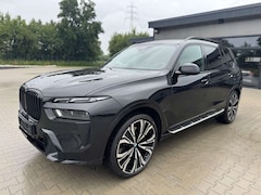 Bild des Angebotes BMW X7 40i M Sport Pro -Pano-BelüSitz-Softcl-H&K-23Z