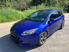 Ford Focus MK3 ST 2,0L EcoBoost mit Leder-Sport-Paket