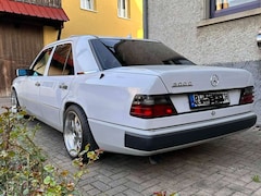 Bild des Angebotes Mercedes-Benz E 300 300 D Mopf1. 5gang . H-Zulassung. Tüv Neu