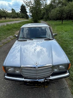 Bild des Angebotes Mercedes-Benz 230 Opa's 230 E sucht neues zu Hause - lückenlose Historie - war nur im Familienbesitz