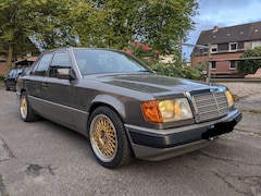 Bild des Angebotes Mercedes-Benz 230 E scheckheftgepflegt, H Kennzeichen, super Zustand