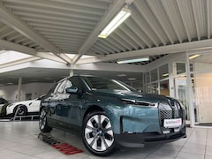 Bild des Angebotes BMW iX 40 xDrive AUT./LASER/360°CAM/AHK/HUD