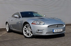 Bild des Angebotes Jaguar XKR Coupé 4.2 V8 R/ALPINE/SHZ/PDC/SitzMemory/20