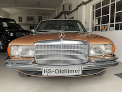 Mercedes-Benz 450 SEL W116 deutsches Auto mit Schiebedach.