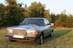 Bild des Angebotes Mercedes-Benz 200 W123