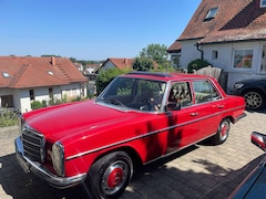 Mercedes-Benz W 114/115 Strich-Acht Mercedes-Benz 280 (W114) – Klassiker in Traumfarbe Rot