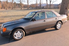 Bild des Angebotes Mercedes-Benz 200 W124 200D VorMopf (Limousine), ESD, ZV, Colorglas, Alu, Metallic, H-Zulassung, Euro 2, Zustandsnote 2 (classic-analytics)