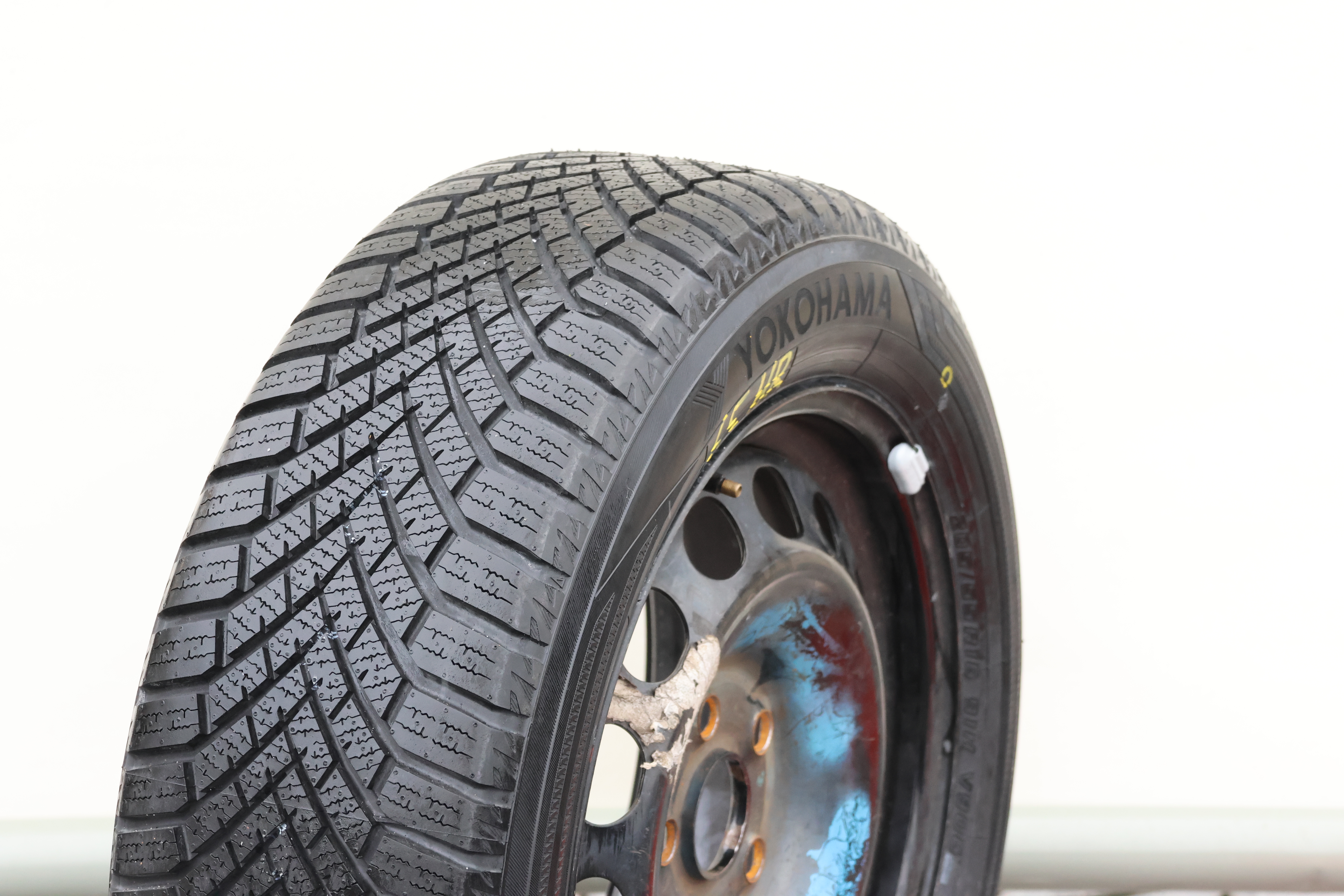 Yokohama BluEarth Winter V906+ (91H)
