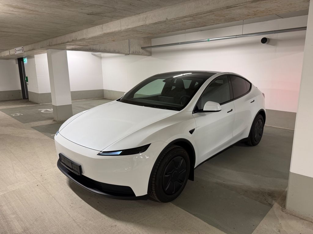 Tesla Model Y RWD Juniper AHK Keyless