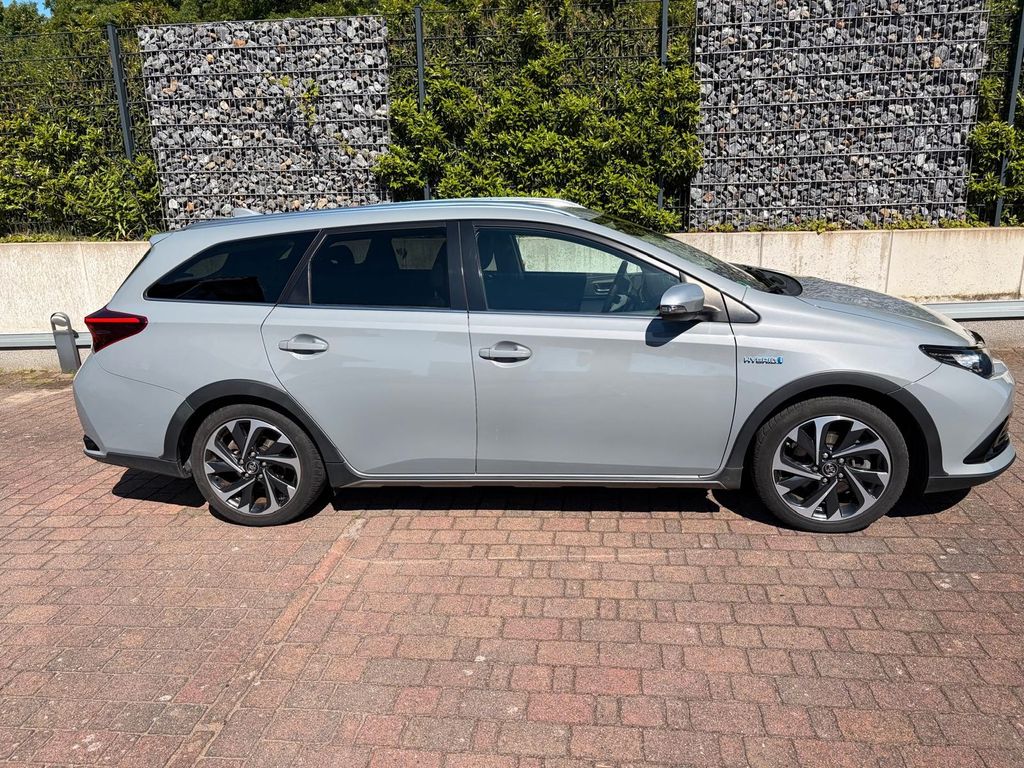 Toyota Auris Touring S. Hybrid 1,8-l-VVT Free Style...