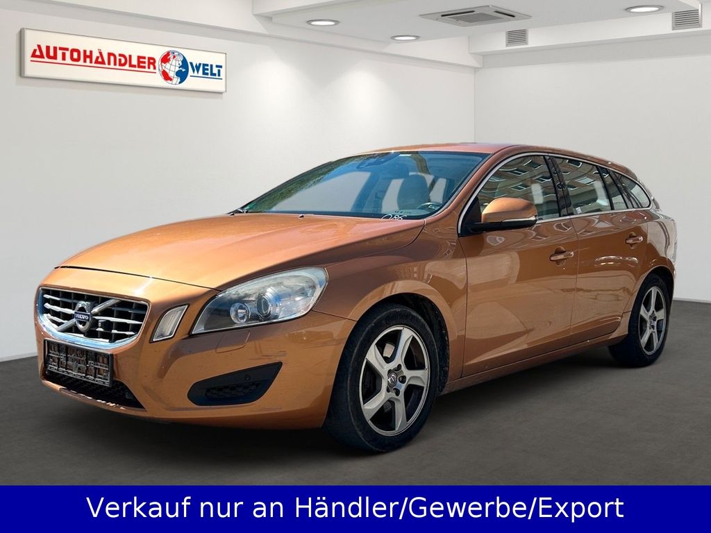 Bild des Angebotes Volvo V60 Kombi 2.4d 1.Hand Xenon SHZ Navi Kamera AHK