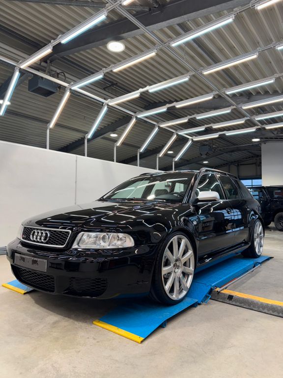 Audi RS4 2.7 quattro - fast alles neu