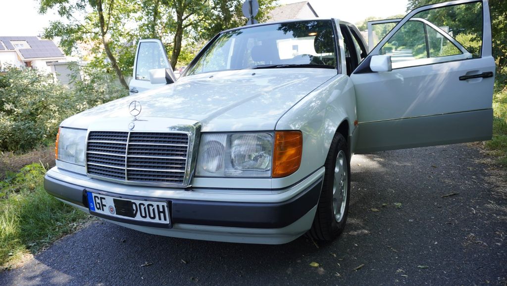 Mercedes-Benz 200 E