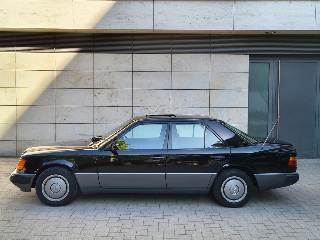Bild des Angebotes Mercedes-Benz 230 E   /   W124  /  schwarz 040   /  Kultobjekt