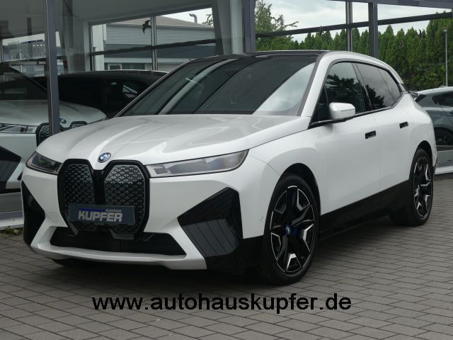 Bild des Angebotes BMW iX xDrive50 Sportpak.AHK°LASER°PANO°