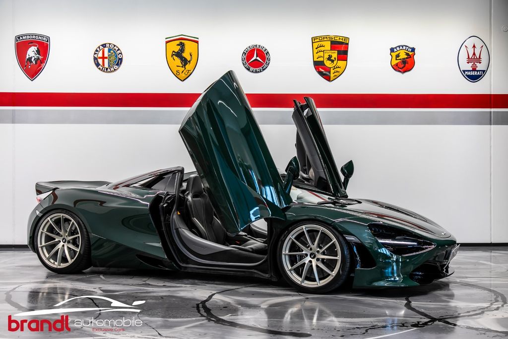 McLaren 720S / DE / British Racing Green / Lift / B&W