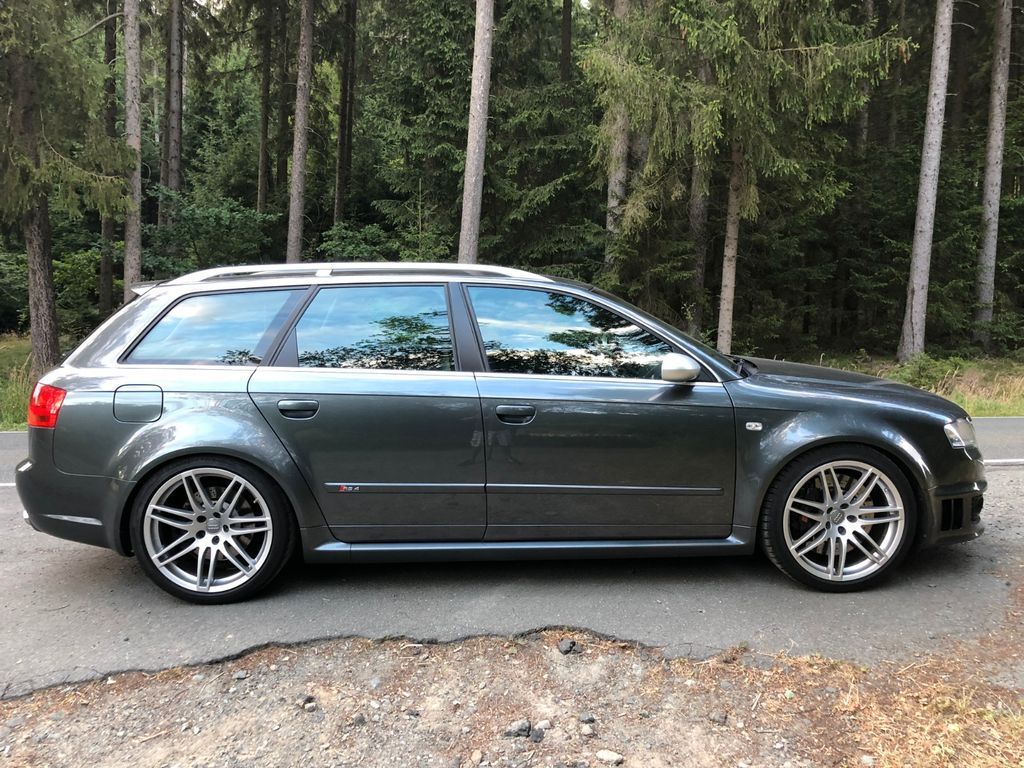 Audi RS4 4.2 quattro Avant -