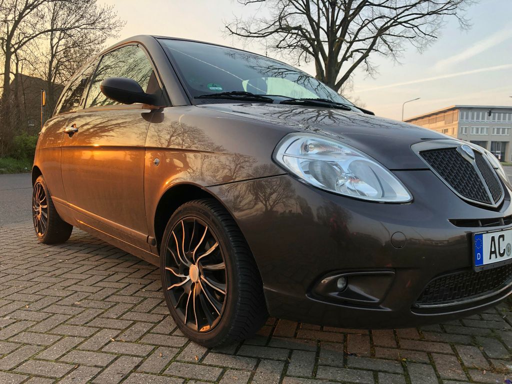 Lancia Ypsilon 1.4 16v Versus
