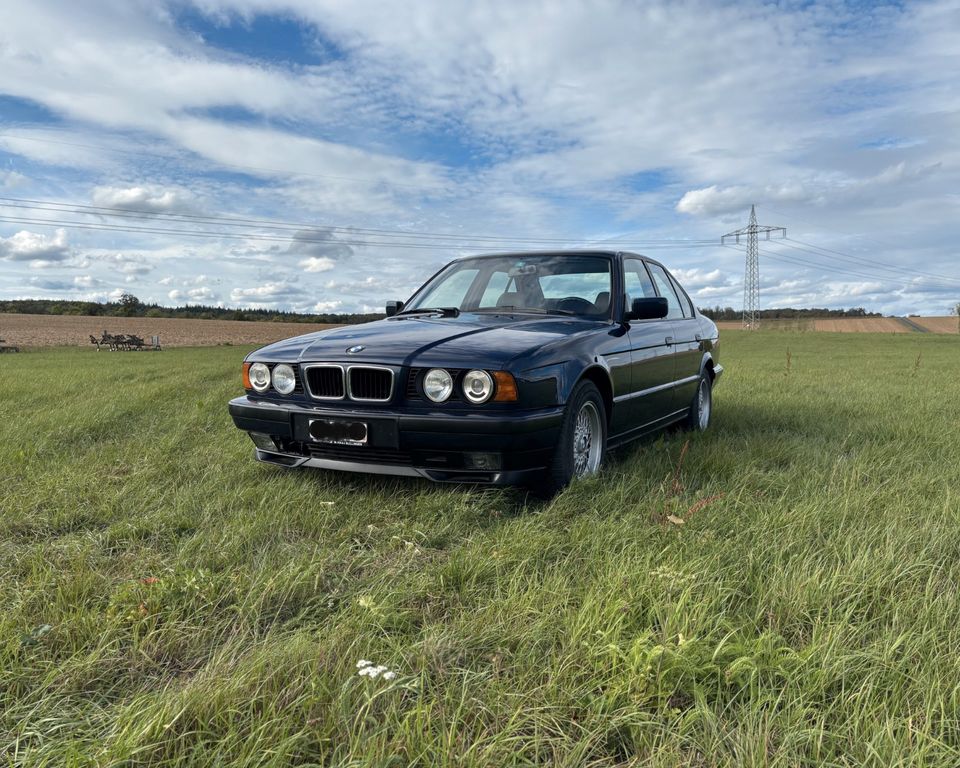 Bild des Angebotes BMW E34 540i V8  Lazurblau  Leder  Shadowline