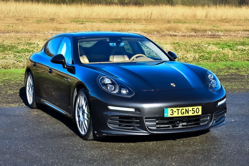Bild des Angebotes Porsche Panamera 3.0 S E-Hybrid €26.000 in options